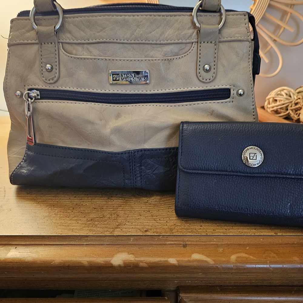 Stone Mountain Accessories Beige and Navy Shoulder Bag